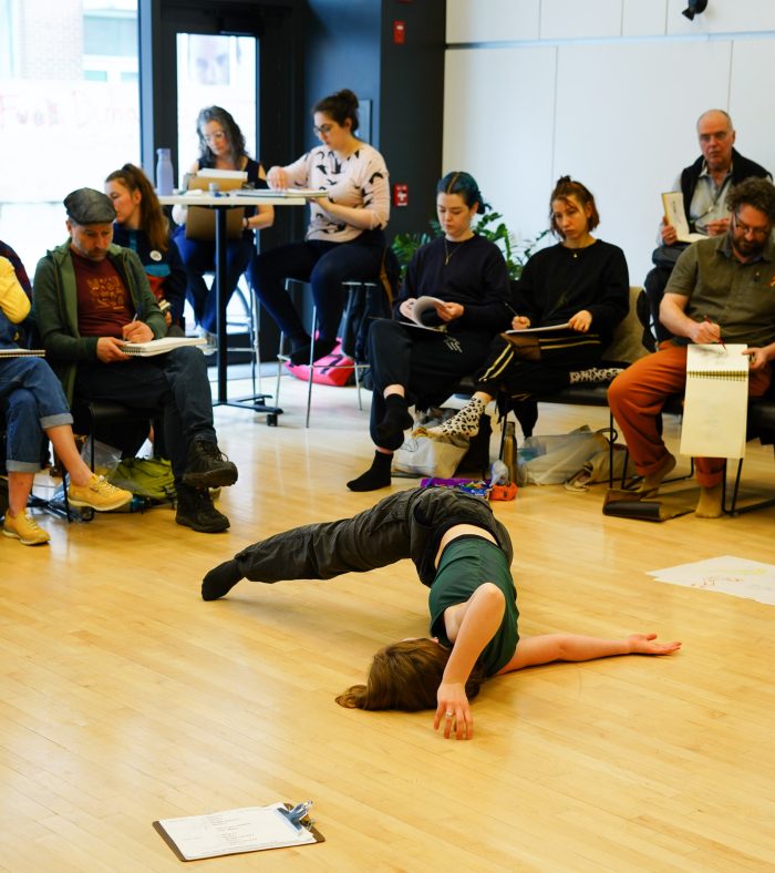 Artiste Jeanne Forest-Soucy pendant atelier Traits de danse