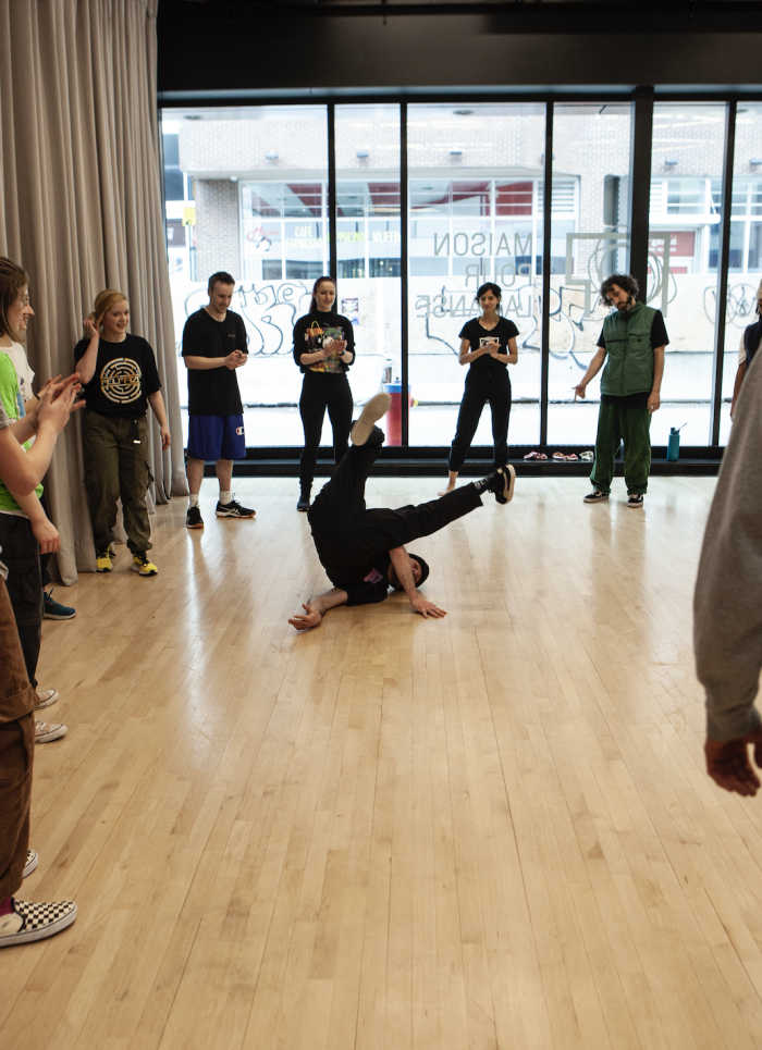 Artiste de danse break dans une classe de break avec plusieurs danseurs