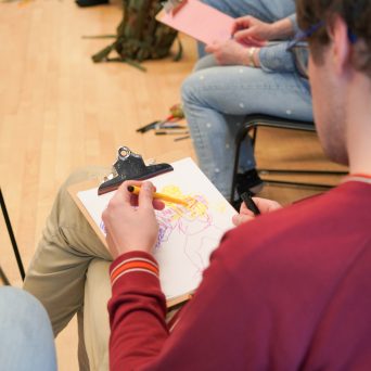 Artiste en art visuel en train d'illustrer une artiste pendant atelier Traits de danse