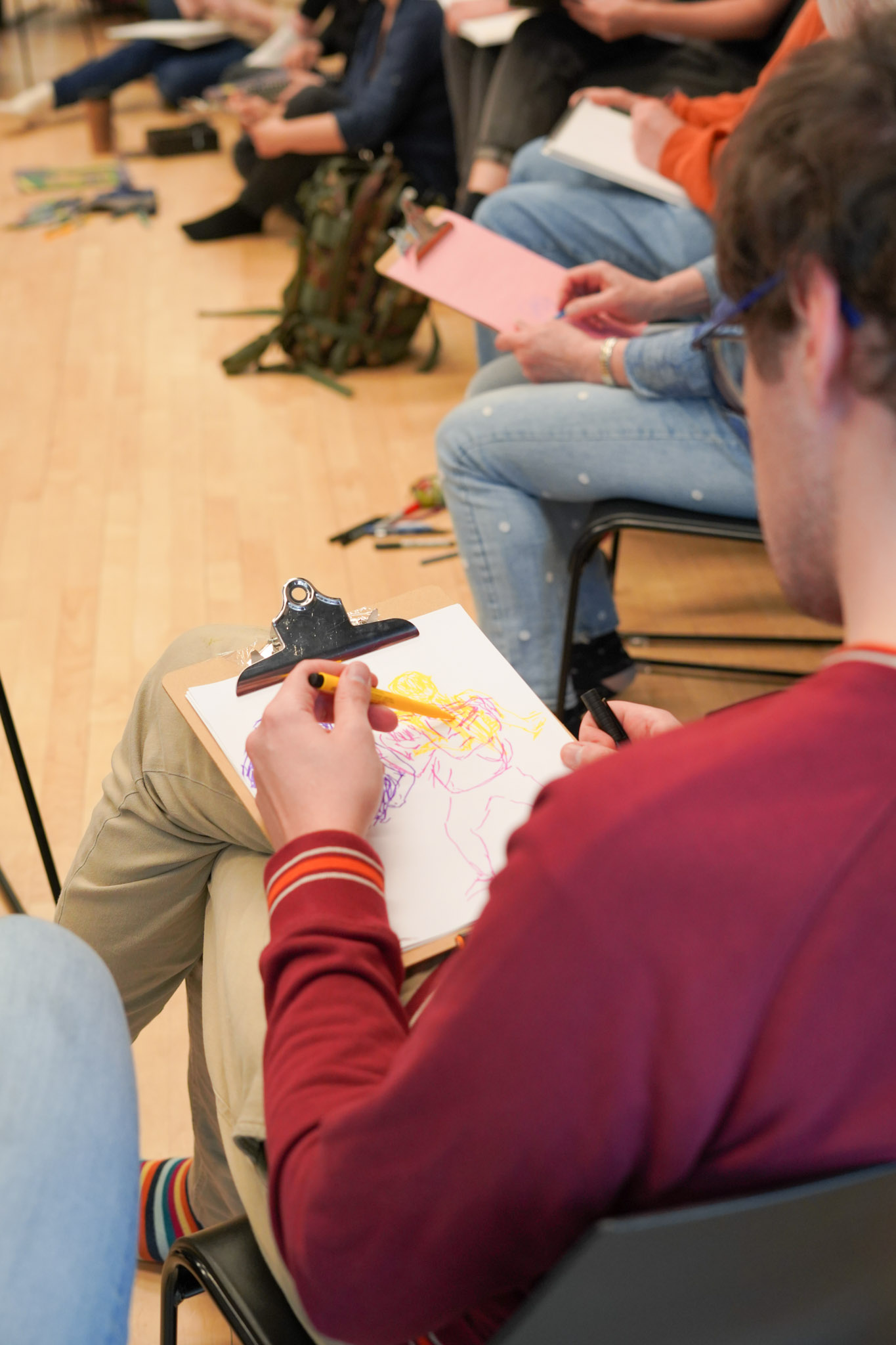 Artiste en art visuel en train d'illustrer une artiste pendant atelier Traits de danse